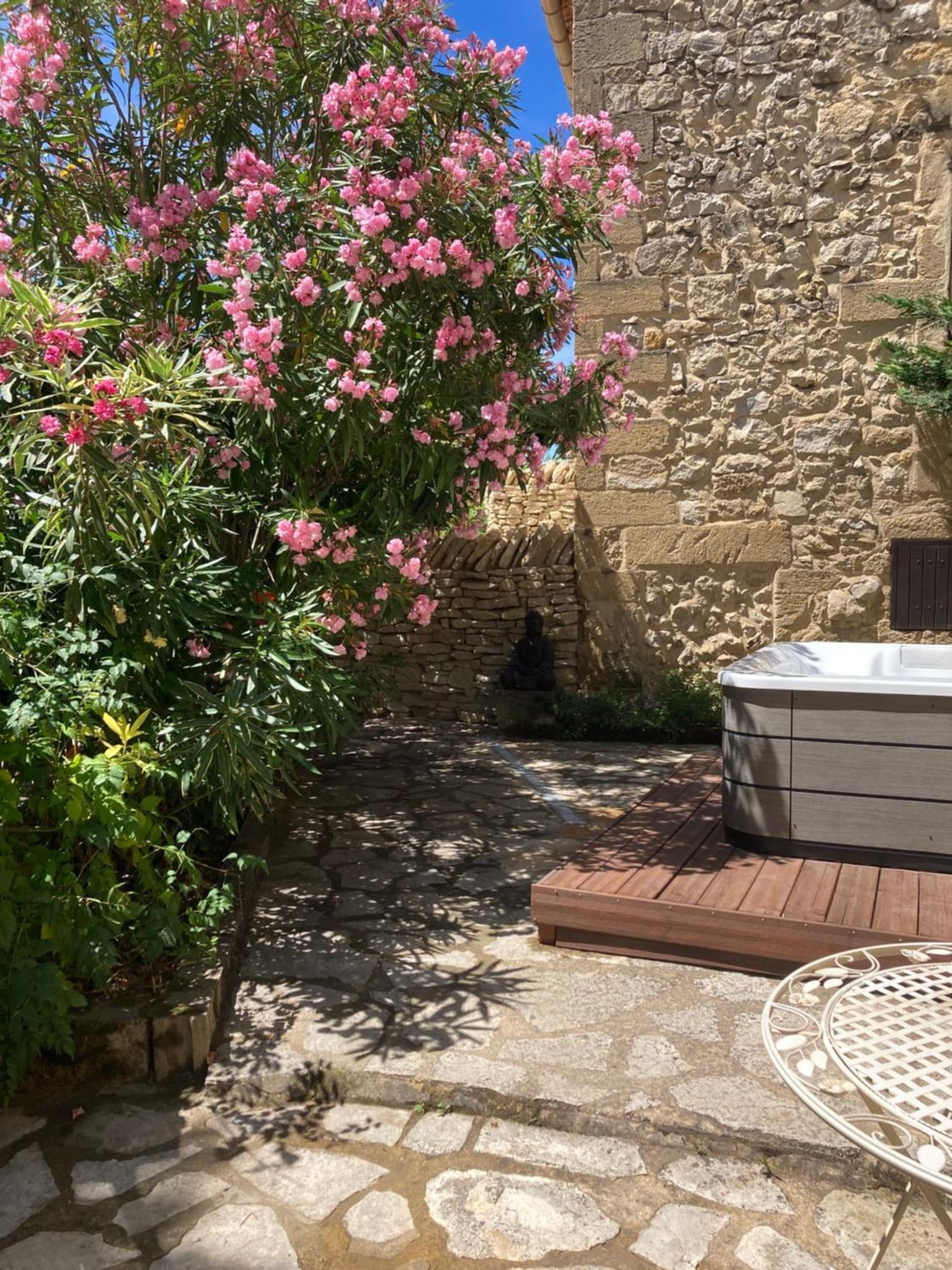 Le Studio D Aurelie Avec Spa Ete En Pleine Campagne Et Proche De Toute Commodite Roquemaure  Eksteriør billede