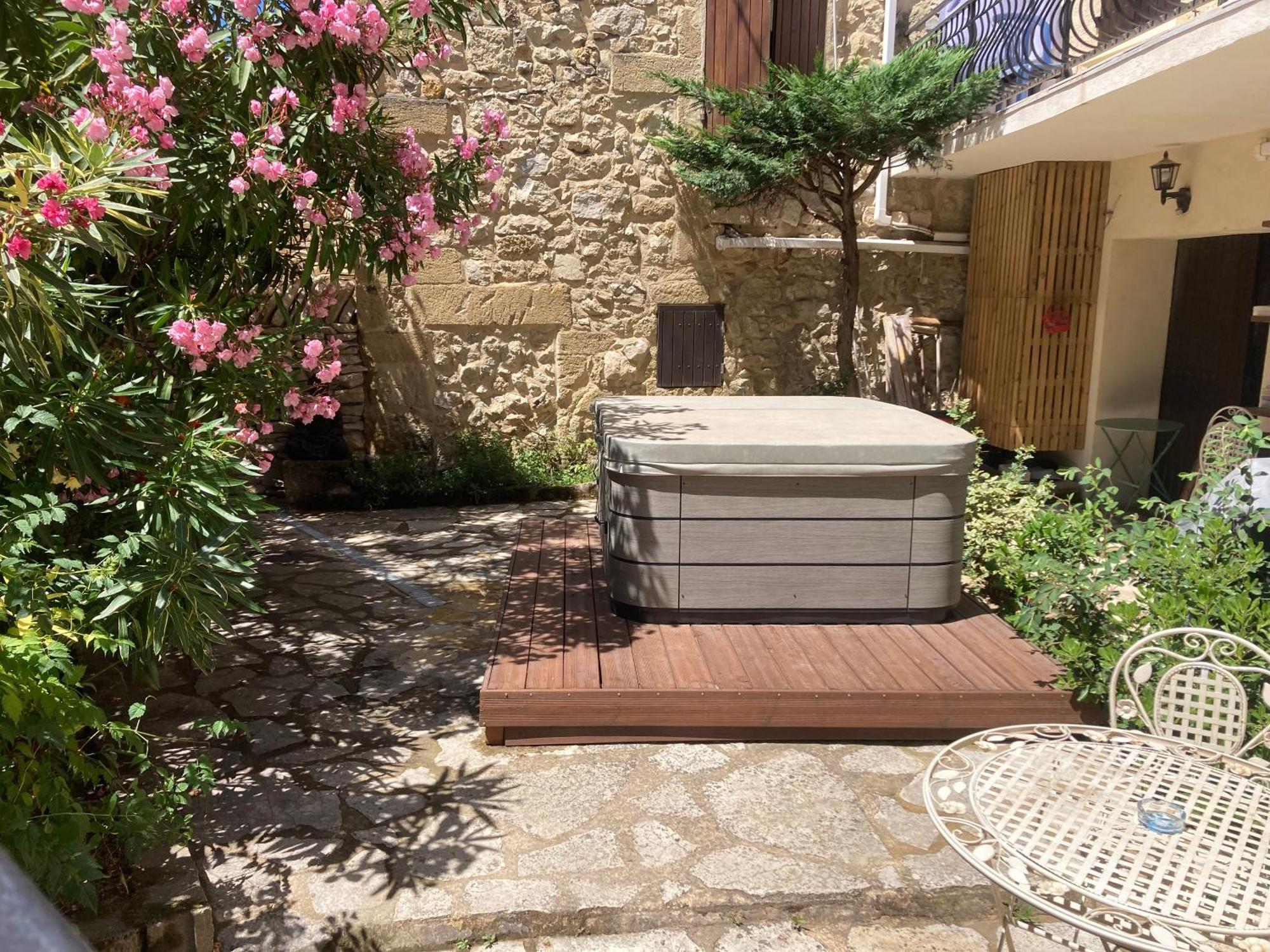 Le Studio D Aurelie Avec Spa Ete En Pleine Campagne Et Proche De Toute Commodite Roquemaure  Eksteriør billede